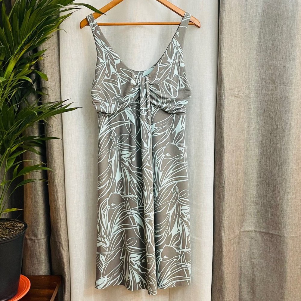 Tommy Bahama Knee Length Dress; Size M. In Great condition after moderate wear